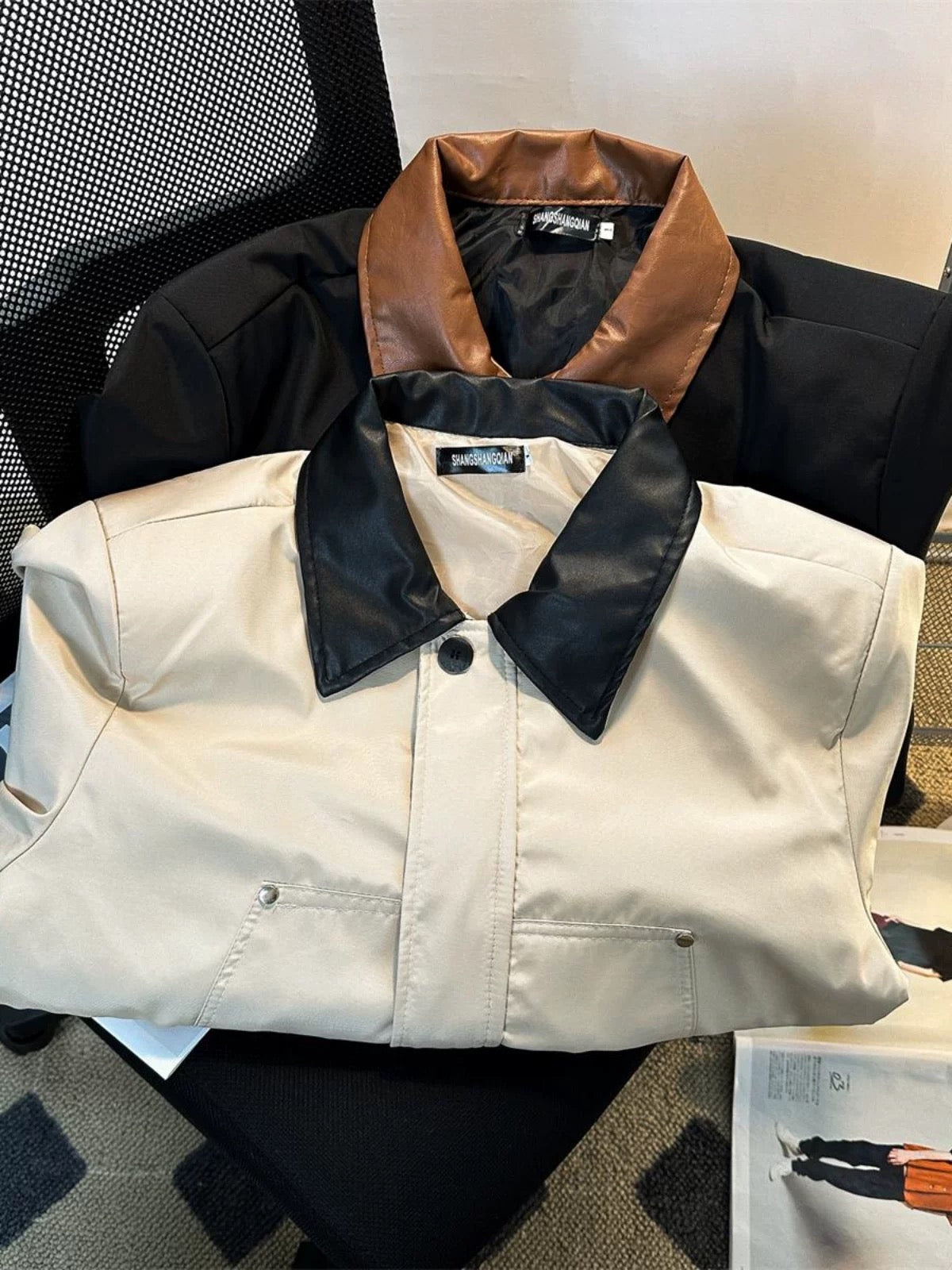 Jaqueta Oversized Bege com Gola Preta Contrastante