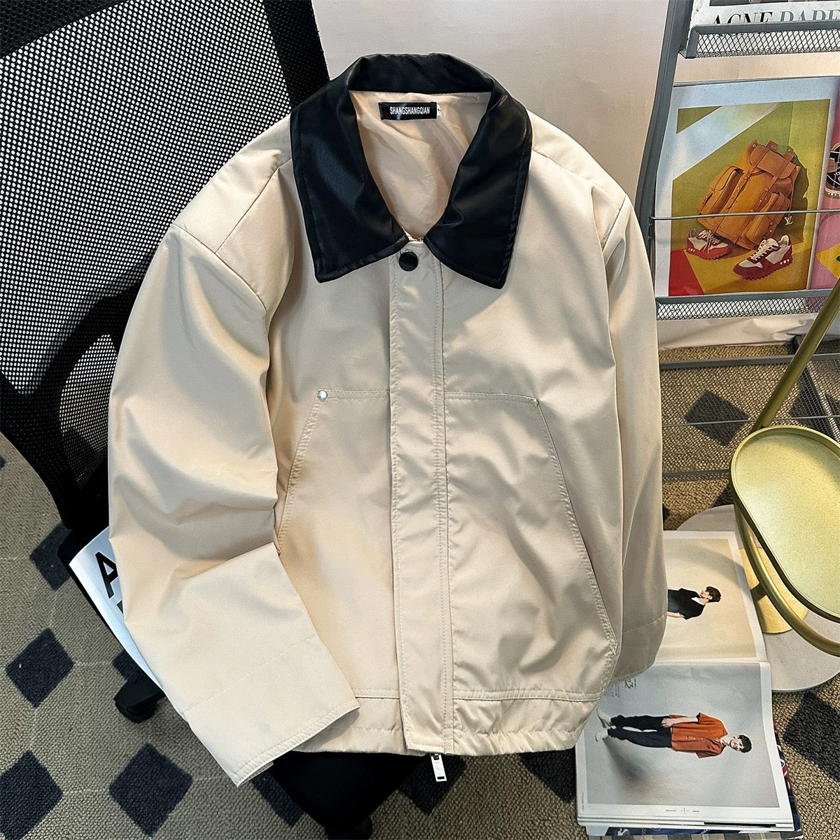 Jaqueta Oversized Bege com Gola Preta Contrastante